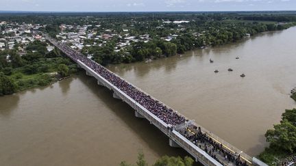 La "caravane" a été bloquée de longues heures sur le pont reliant&nbsp;Ciudad Tecun Uman (Guatemala) à Ciudad Hidalgo (Mexique), le 19 octobre 2018. (PEDRO PARDO / AFP)