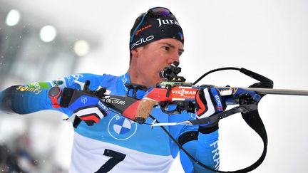 Quentin Fillon Maillet lors de la poursuite de Hochfilzen en Autriche le 11 décembre 2021. (JOE KLAMAR / AFP)