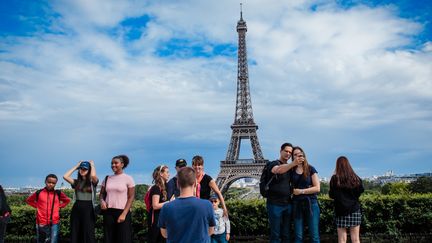 Illustration de touristes devant la Tour Eiffel, le 20 aout 2016. (AURELIEN MORISSARD / MAXPPP)