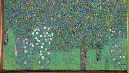 Détail du tableau "Rosiers sous les arbres" de Gustav Klimt, une des oeuvres volées qui va être restituée.&nbsp; (LEEMAGE VIA AFP)