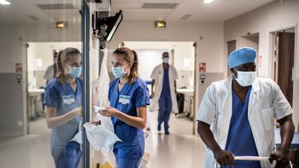 Dans un couloir de l'hôpital Saint-Louis, à Paris, le 28 mai 2019. (MARTIN BUREAU / AFP)