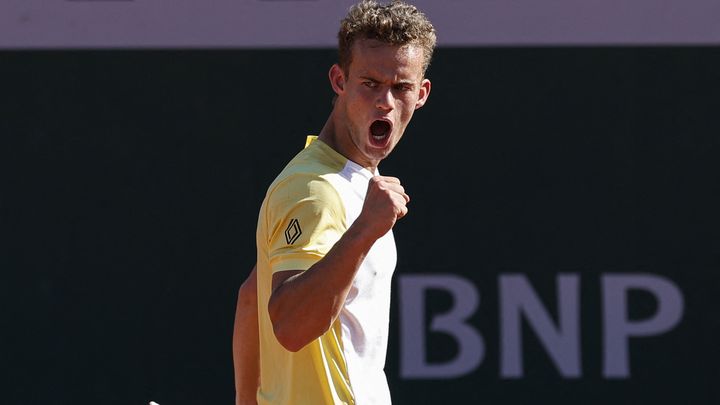 Luca Van Assche lors de son deuxième tour face à Alejandro Davidovich Fokina, à Roland-Garros, le 31 mai 2023. (GEOFFROY VAN DER HASSELT / AFP)