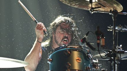 Dave Grohl sur scène avec son groupe Them Crooked Vultures à l'Hammersmith Apollo le 17 décembre 2009 à Londres (Angleterre). (NEIL LUPIN / REDFERNS / GETTY IMAGE)