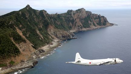 Un avion des forces d'autod&eacute;fense japonaise, le 13 octobre 2011 au-dessus des &icirc;les Senkaku/Diaoyu. (KYODO / REUTERS)