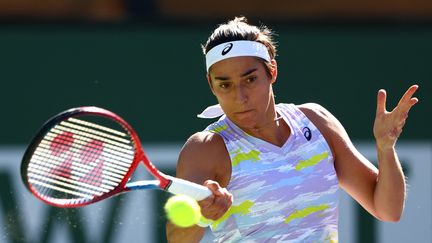 Caroline Garcia lors de sa défaite face à Emma Raducanu, au deuxième tour du Masters 1000 d'Indian Wells, le 11 mars 2022 en Californie. (CLIVE BRUNSKILL / GETTY IMAGES via AFP)