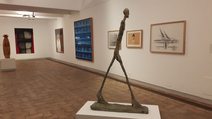 "L'Homme qui marche" d'Alberto Giacometti, une sculpture exposée à la fondation Maeght de Saint-Paul-de-Vence. (ANNE CHEPEAU / RADIO FRANCE)