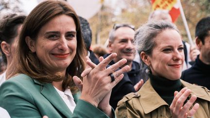 Marine Tonnelier et Lucie Castets lors de la manifestation pour l'abrogation de la réforme des retraites, à Paris, le 1er octobre 2024. (BASTIEN ANDRE / HANS LUCAS VIA AFP)