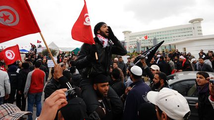 Depuis deux mois, des manifestants proches du parti islamiste Ennahda manifestent devant la t&eacute;l&eacute;vision publique &agrave; Tunis, ici le 9 mars 2012. (FETHI BELAID / AFP)