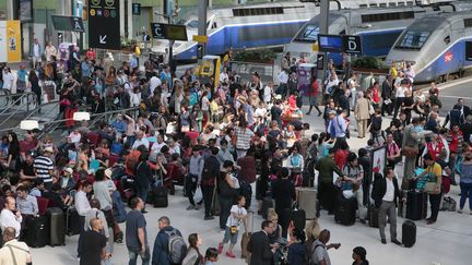 Des vacanciers en gare de Lyon, à Paris, le 31 juillet 2015. (JACQUES DEMARTHON / AFP)