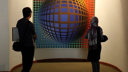 Des visiteurs devant un tableau de Victor Vasarely
 (AFP)