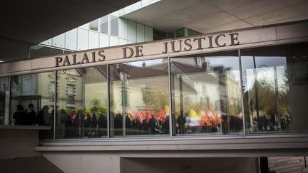 Les documents étaient posés à même le trottoir, devant le palais de justice.&nbsp; (  MAXPPP)