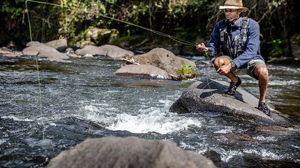 Mais "les temps changent", explique Musa Ibrahim, administrateur et membre depuis 20 ans du Kenya Fly Fishers’ Club (KFFC) créé en 1919, devenant ainsi le plus ancien club de pêche d'Afrique. Il ajoute&nbsp;: "En ce moment, nous avons beaucoup de Kényans indigènes qui pêchent. Je suis l'un d'entre eux."&nbsp; &nbsp; (LUIS TATO / AFP)