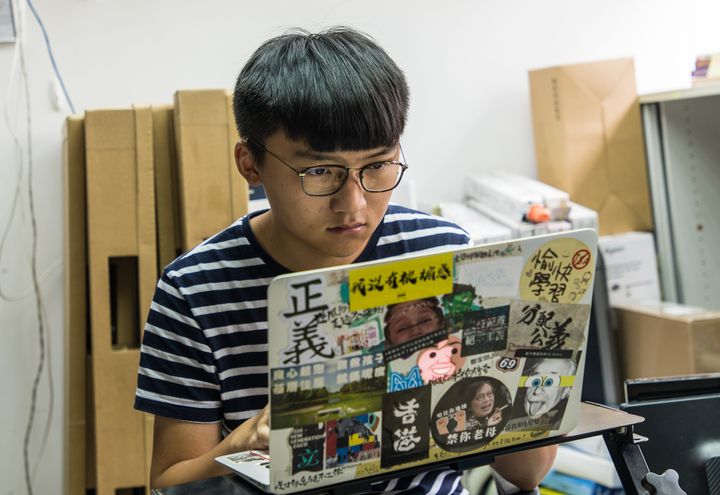 Issac Chung sur son ordinateur à Hong Kong, le 17 juillet 2019.
 (ELISE LAMBERT / FRANCEINFO)