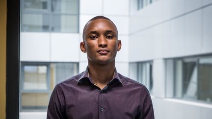 Amadou Diallo, étudiant guinéen de 20 ans, pose lors d'une cérémonie marquant l'octroi du statut d'asile, le 21 juillet 2020 à Athènes. (ANGELOS CHRISTOFILOPOULOS / AFP)