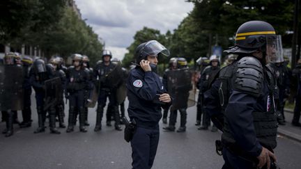 Des CRS&nbsp;mobilisés à Paris, le 5 juillet 2016. (MARIA CONTRERAS COLL / CITIZENSIDE / AFP)