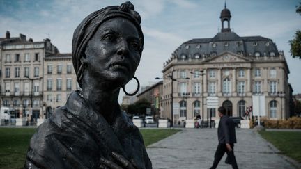 Une statue du sculpteur haïtien&nbsp;Caymitte Woodly, dit Flipo, représentant&nbsp;Modeste Testas, une esclave emmenée à Bordeaux&nbsp;par ses deux frères au XVIIIe siècle, puis affranchie (2021). (PHILIPPE LOPEZ / AFP)