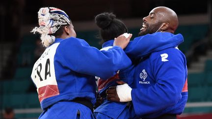 La joie des Bleus, champions olympiques par équipes de judo, qui ont réalisé un véritable exploit en l'emportant face au Japon en finale.