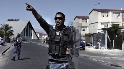 A Manenberg, dans la banlieue du Cap, la police intervient tous les jours. (Pieter BAUERMEISTER / AFP)