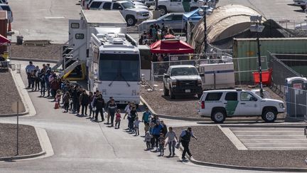 Des migrants sont conduits dans un refuge, à El Paso (Texas), le 28 avril 2019. (PAUL RATJE / AFP)