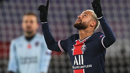 Un Neymar de gale face à Basaksehir (FRANCK FIFE / AFP)