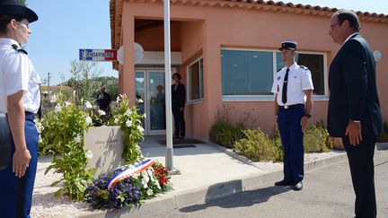 Fran&ccedil;ois Hollande a rendu hommage, mardi 14 ao&ucirc;t, aux deux gendarmes tu&eacute;es en juin &agrave; Pierrefeu-du-Var (Var). (BORIS HORVAT / AFP)