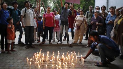 Des Indiens allument des bougies en souvenir des deux adolescentes retrouv&eacute;es pendues, apr&egrave;s avoir d&eacute;nonc&eacute; un viol collectif,&nbsp;quelques jours auparavant, le 31 mai 2014 &agrave; Dehli (Inde). (ALTAF QADRI / AP / SIPA)