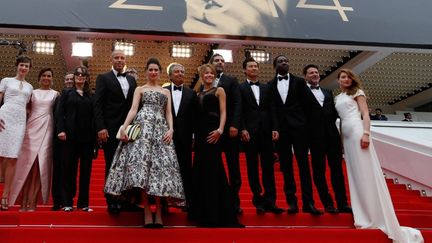 L'équipe de "Qu'est ce qu'on a fait au Bon Dieu", au festival de Cannes, le 22 mai 2014. (VALERY HACHE / AFP)