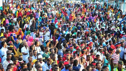 Manifestation contre l'attentat au camion piégé du 15 octobre à Mogadiscio, en Somalie, attentat le plus meurtrier de l'histoire du pays. (MOHAMED ABDIWAHAB / AFP)