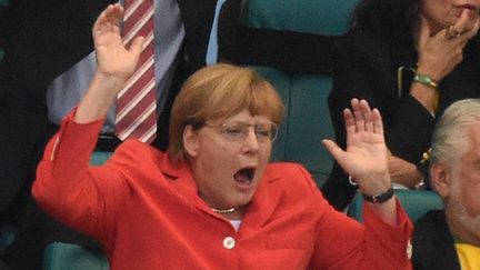 La chanceli&egrave;re allemande Angela Merkel lors du match Allemagne-Portugal du Mondial br&eacute;silien, le 16 juin &agrave; Salvador de Bahia. (MARCUS BRANDT / DPA)