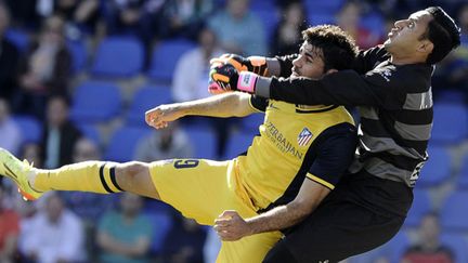 Diego Costa (Atlético Madrid) pris par le gardien de Levante (Keylor Navas) (JOSE JORDAN / AFP)