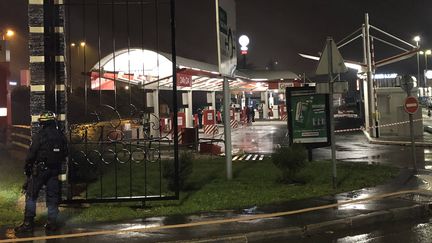 Une station-service d'Angers (Maine-et-Loire) dans laquelle s'était retranchée un homme, le 23 novembre 2018. (JEAN PHILIPPE NICOLLEAU / MAXPPP)