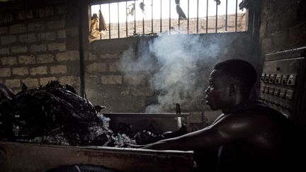 Le recyclage emploie 30 employés permanents et 40 ouvriers occasionnels. Les différents plastiques sont broyés puis légèrement fondus pour devenir une pâte qui sera mélangée à du sable.

	  (Cristina ALDEHUELA / AFP)