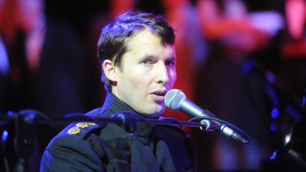 Le chanteur britannique James Blunt, lors d'un concert &agrave; Venise (Italie), le 18 f&eacute;vrier 2012. (ANDREA PATTARO / AFP)