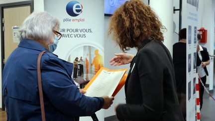 Une personne se fait accompagner dans une agence Pôle emploi, en Alsace, le 8 octobre 2020. (VANESSA MEYER / MAXPPP)