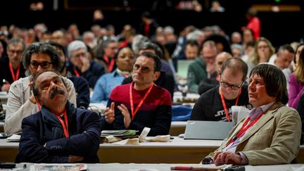 Le numéro un sortant de la CGT, Philippe Martinez, et son prédécesseur, Bernard Thibault, le 27 mars 2023 à Cournon-d'Auvergne (Puy-de-Dôme). (JEFF PACHOUD / AFP)