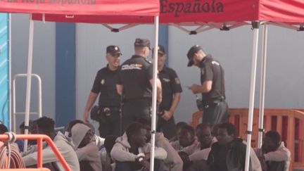 Espagne : de plus en plus de migrants empruntent la route des Canaries (Franceinfo)