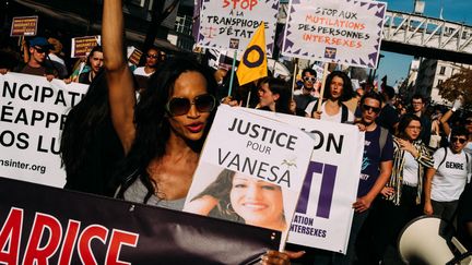 Des manifestants défilent à Paris, le 13 octobre 2018, en mémoire de Vanesa Campos, tuée au bois de Boulogne au mois d'août.&nbsp; (MARIE MAGNIN / HANS LUCAS / AFP)