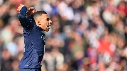 Kylian Mbappé harangue le public du Parc des Princes lors de la victoire du PSG contre Lille (4-3), le 19 février 2023 en Ligue 1 (MUSTAFA YALCIN / AFP)