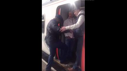 Des supporters londoniens se moquent de Chelsea apr&egrave;s l'incident raciste dans le m&eacute;tro, mardi 17 f&eacute;vrier 2015. (FOOTBALL FOOTAGE / YOU TUBE)