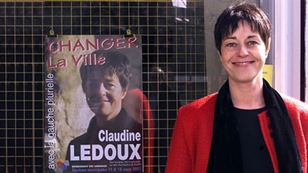 Claudine Ledoux, maire PS de Charleville-Mézières devant sa permanence en 2001. (AFP - PHOTO ALAIN JULIEN.)