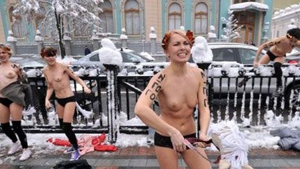 Les Femen, ces féministes ukrainiennes, protestent contre la corruption des hommes politiques dans leur pays. (AFP PHOTO/GENYA SAVILOV)