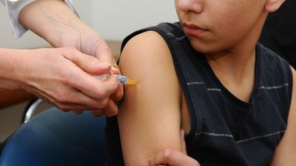 Un enfant est&nbsp;vacciné avec le DTPolio, le 29 mars 2013 à Lyon (Rhône).&nbsp; (AUBERT / BSIP / AFP)