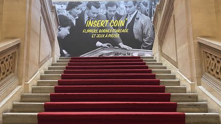 À la Monnaie de Paris, l'escalier menant à l'exposition "Insert Coin", qui se tient jusqu'au 30 juin 2024. (FG / FRANCEINFO)