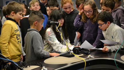 Après l'interview, place aux autographes pour la jeune actrice Naomi Biton. (ESTELLE FAURE / FRANCEINFO - RADIO FRANCE)