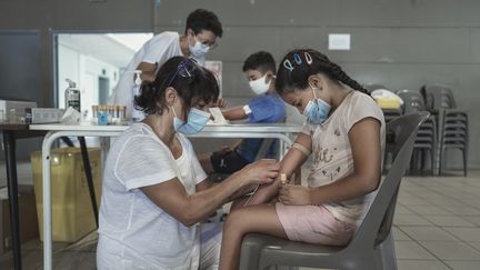 Des tests de dépistage du Covid-19 pratiqués dans un centre social de Carcassonne (Aude), le 20 août 2020. (IDRISS BIGOU-GILLES / HANS LUCAS / AFP)