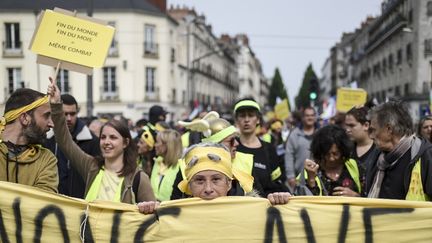 Des manifestants tiennent des pancartes le 1er mai 2019 à Nantes (Loire-Atlantique). (SEBASTIEN SALOM-GOMIS / AFP)