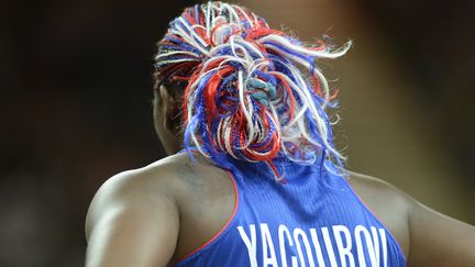 Isabelle Yacoubou, les cheveux tress&eacute;s en bleu-blanc-rouge, lors du premier tour qualificatif de basket-ball, samedi 28 juillet aux Jeux olympiques de Londres. (TIMOTHY A. CLARY / AFP)