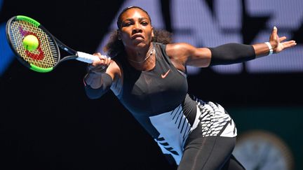 Serena Williams, lors d'un match&nbsp;contre Johanna Konta, le 25 janvier 2017, à Melbourne (Australie).&nbsp; (MASAHIRO SUGIMOTO / YOMIURI / AFP)