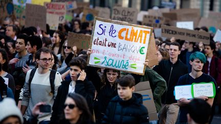 Des étudiants français défilent à Paris, le 22 février 2019, lors de la Marche pour le climat. (EDOUARD RICHARD / HANS LUCAS)