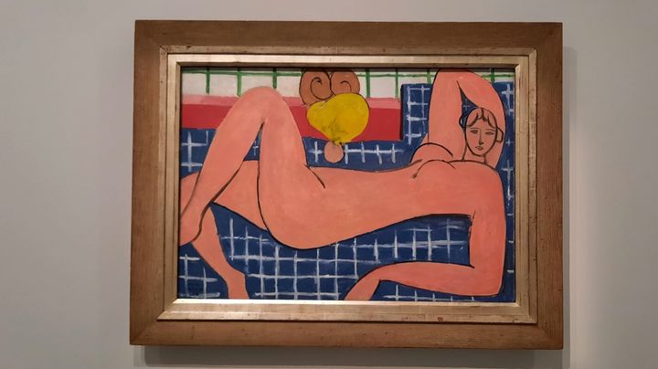 "Le grand nu couché" d'Henri Matisse, prêt exceptionnel du musée de Baltimore, pour l'exposition "Matisse Cahiers d’Art – Le tournant des années 1930", au Musée de l’Orangerie à Paris, jusqu’au 29 mai. (ANNE CHÉPEAU / FRANCEINFO)
